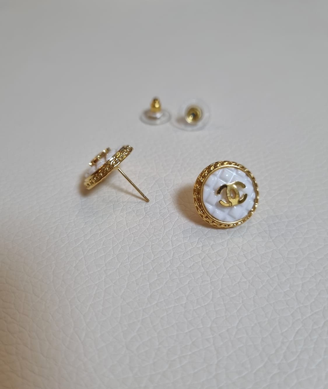샤넬 화이트퀼팅 골드CC 단추 귀걸이 업사이클링 상품이미지5