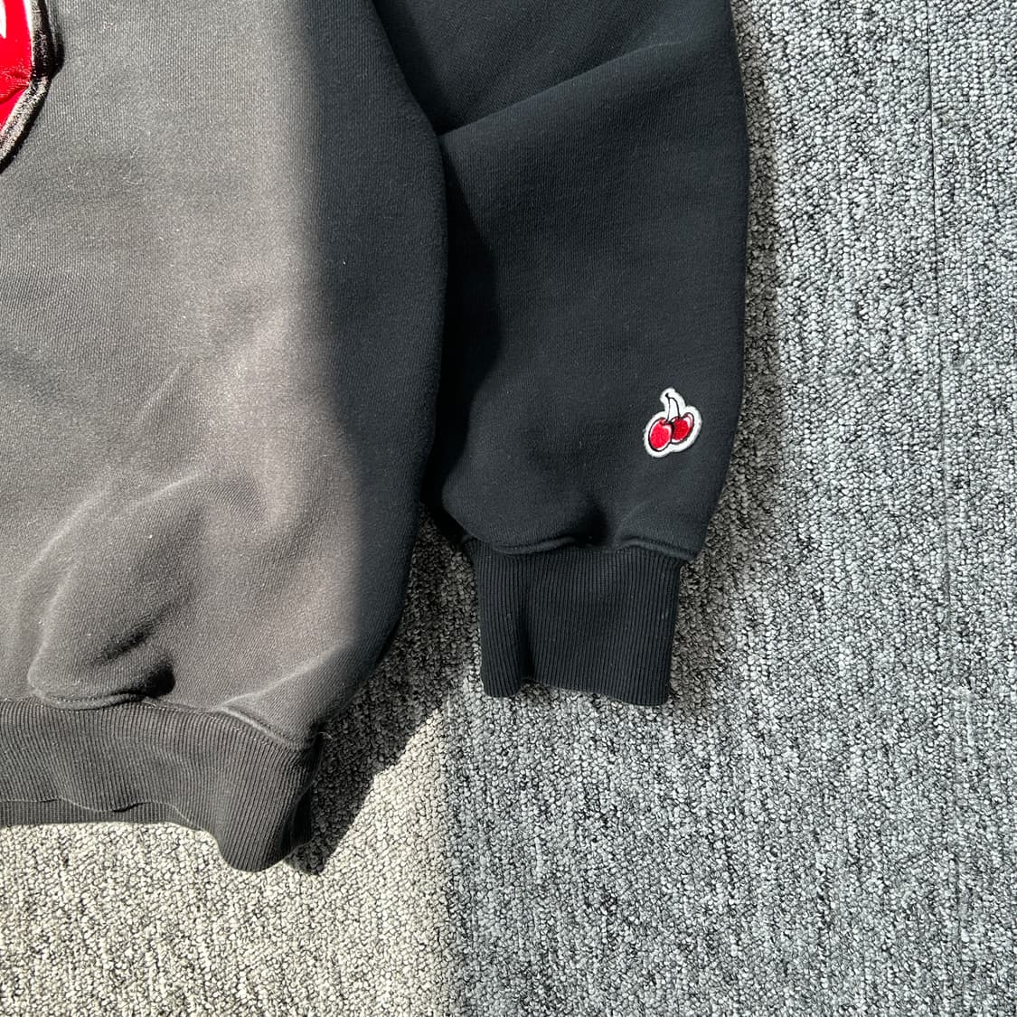 키르시 블랙 빅체리 맨투맨 상품이미지4