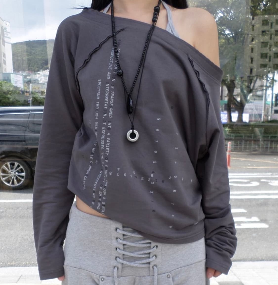 공일공사 코드 프린팅 오프숄더 상품이미지1