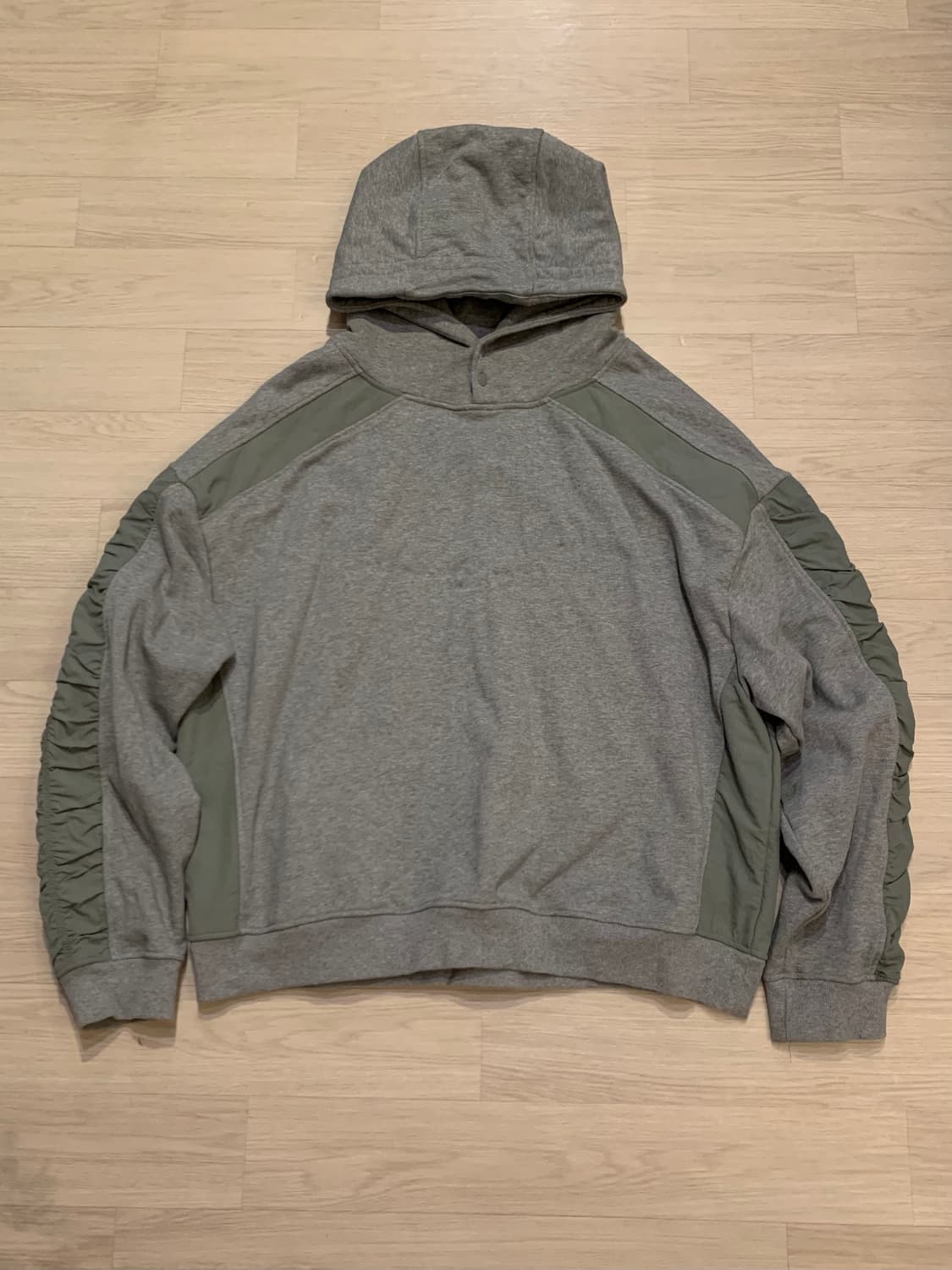 엑스톤즈(XTONZ) 루즈핏 셔링 후드티 상품이미지5