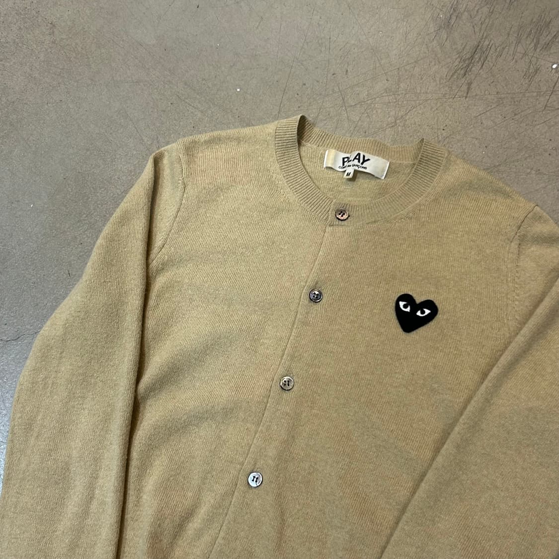 M 꼼데가르송 여성용 검정 하트 와펜 베이지 가디건 상품이미지1