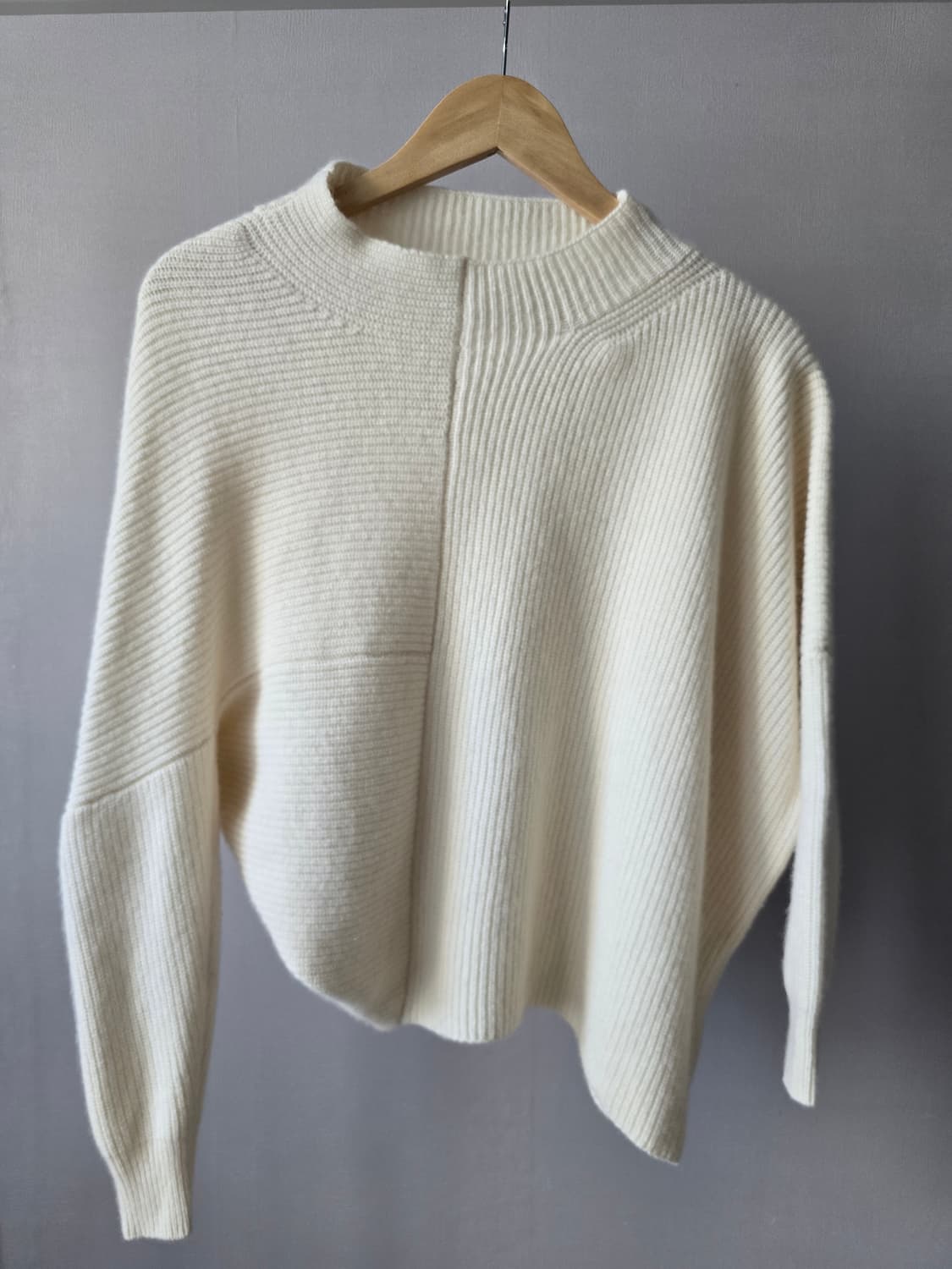 BARNYARDSTORM 비대칭 하이넥 크림 울니트 상품이미지1