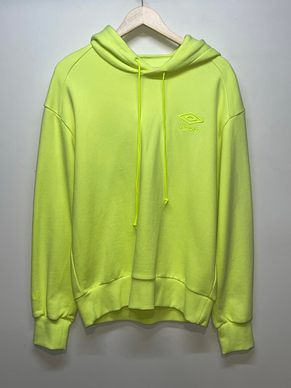 엄브로 X Juun.J 형광 후드티 상품이미지2