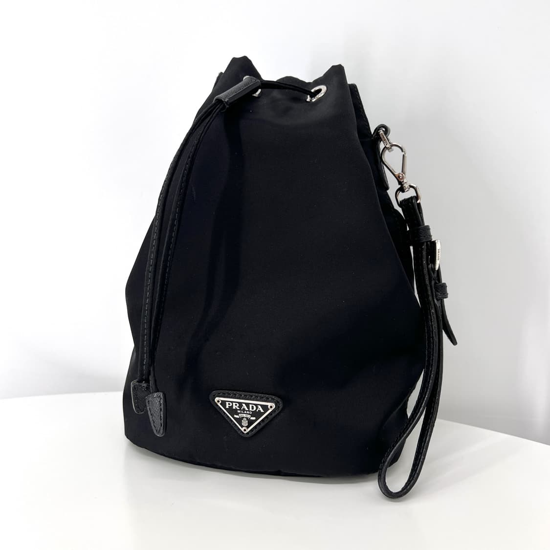 프라다 나일론 삼각로고 버킷 파우치 블랙 상품이미지3