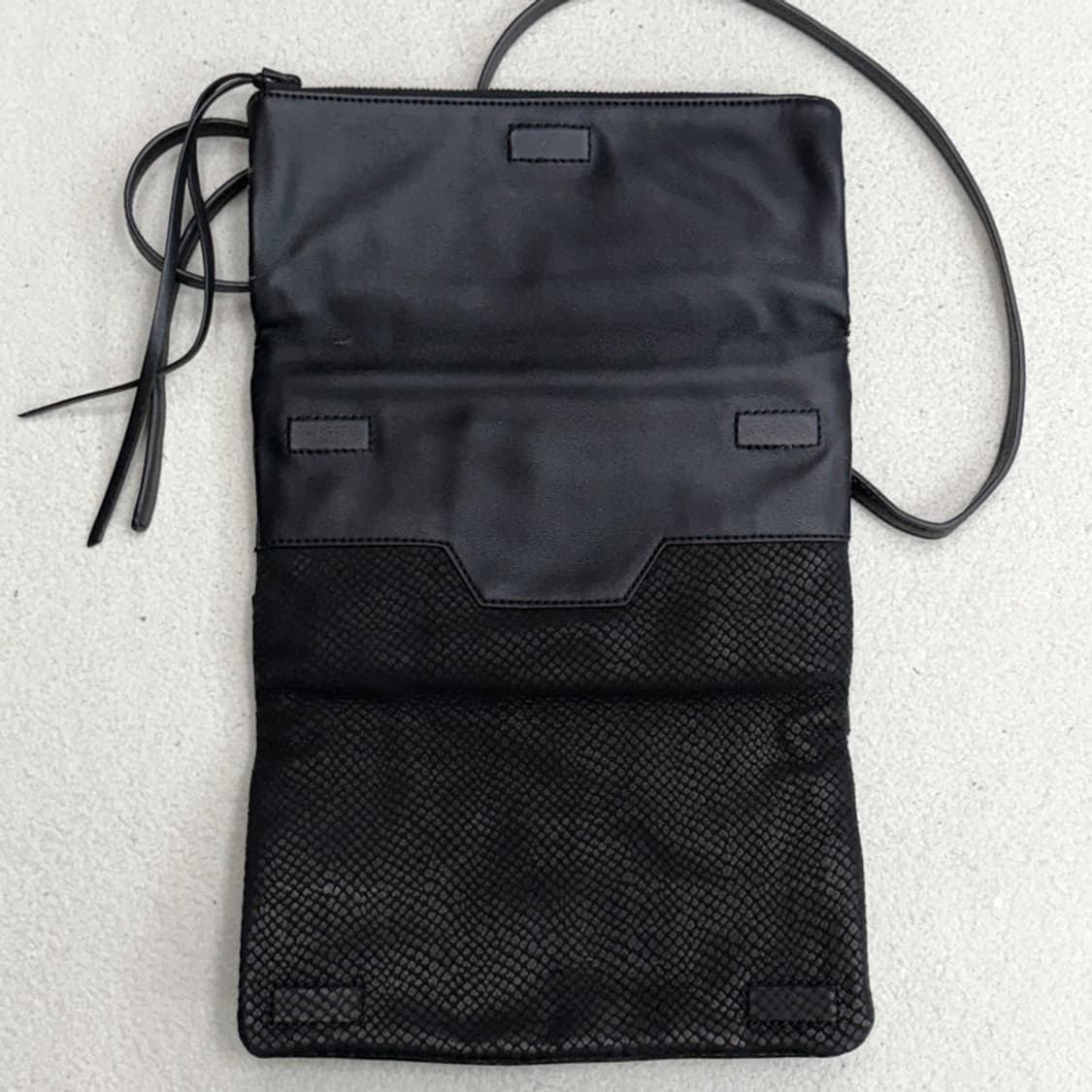 CALVIN KLEIN 뱀피 패턴 클러치 앤 크로스백 상품이미지6