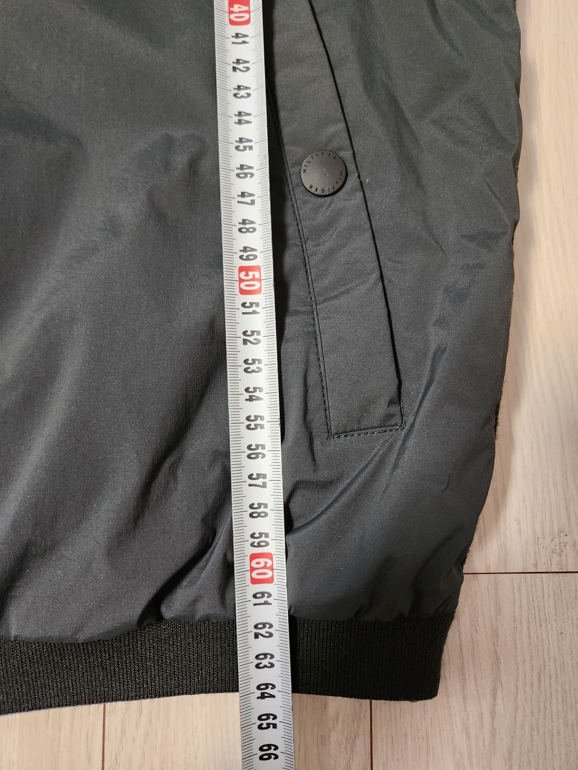 타미힐피거 카키색상 블루종 자켓 사이즈100 L

목 팔 등은 니트재질  상품이미지3