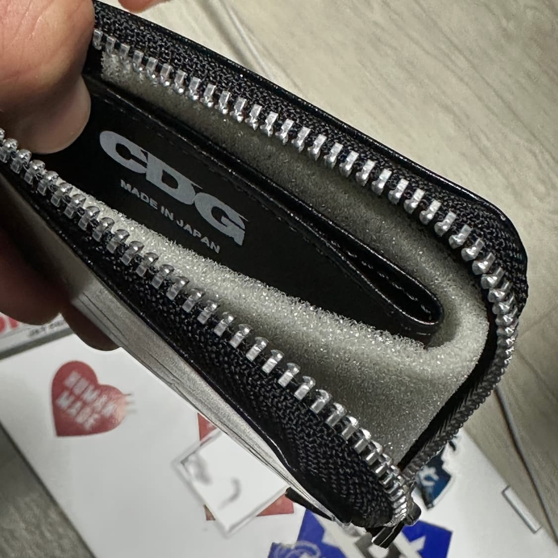 꼼데가르송 CDG 엠보스 지갑 블랙 상품이미지5