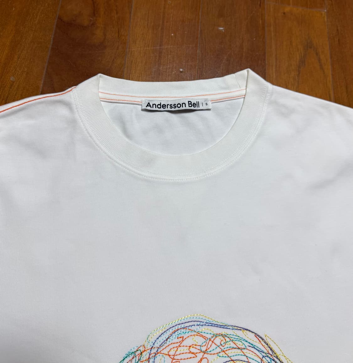 [S] 앤더슨벨 유니섹스 스마일 어스 엠보더리 티셔츠 화이트 상품이미지3