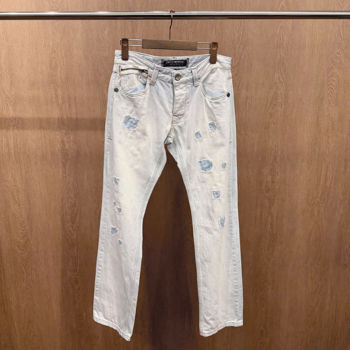 엠포리오 아르마니 데님 팬츠 프레이드 패치 백포켓 블랙 로고 디테일 연청 상품이미지2