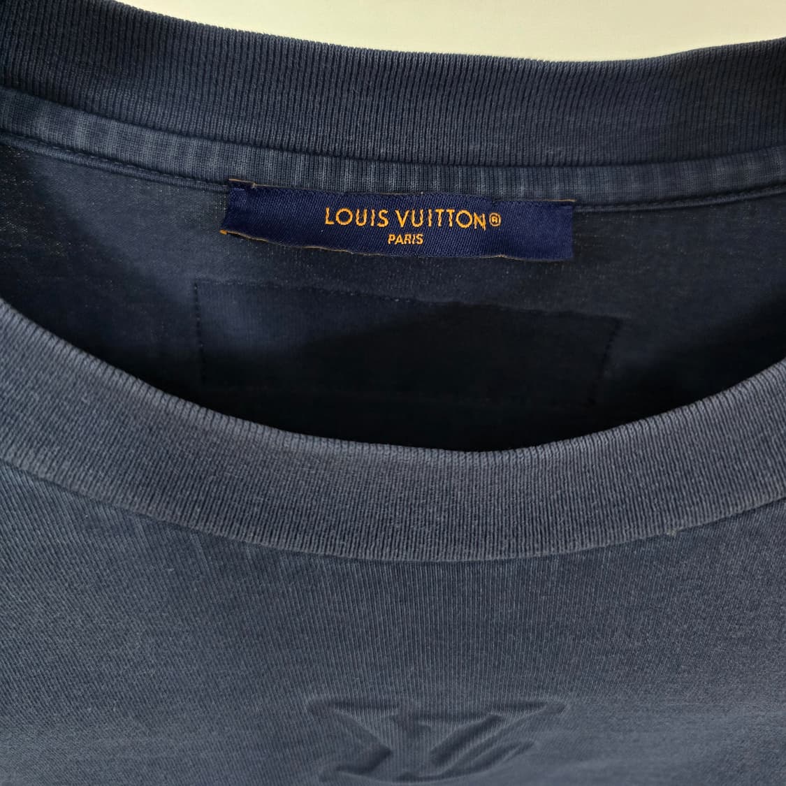 루이비통 엠보스드 LV 로고 반팔 티셔츠 xxl사이즈 판매 상품이미지3