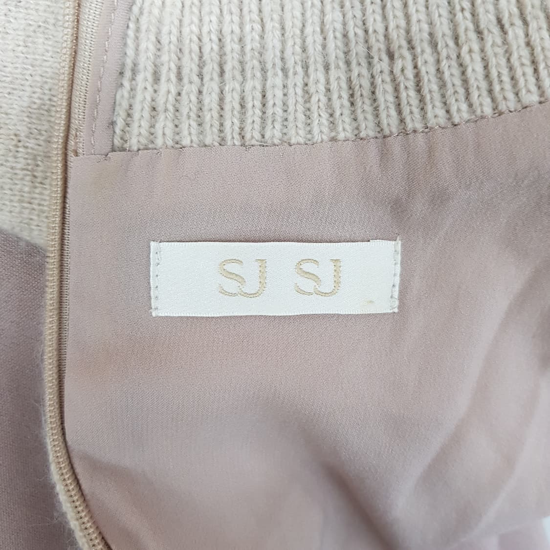 한섬 SJSJ 2022 니트 배색 브이넥 플레어 원피스 XS사이즈 상품이미지8