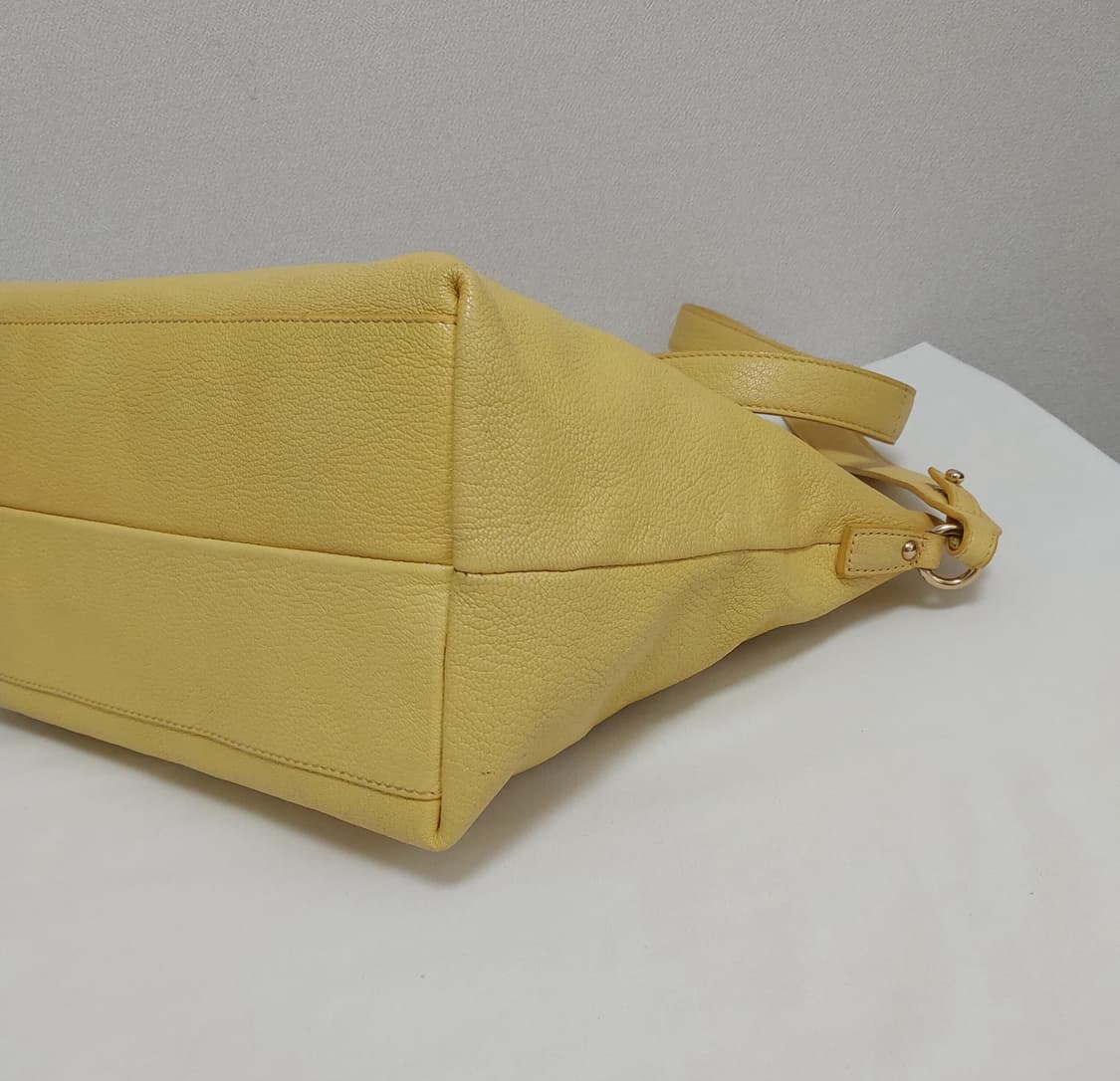 살바토레 페라가모 옐로우 미카 레더 토트 숄더백
(정품) 상품이미지8