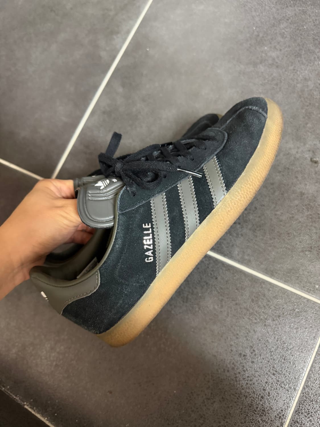 아디다스 가젤 코어 블랙 팬톤 240 상품이미지1