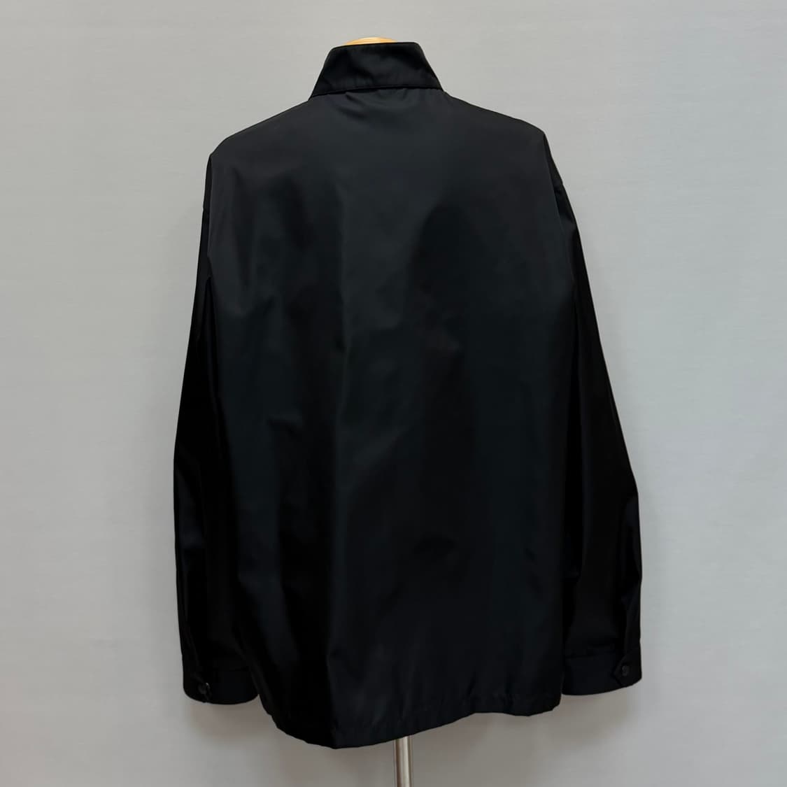 프라다 리나일론 삼각로고 셔츠 자켓 (110)  상품이미지2