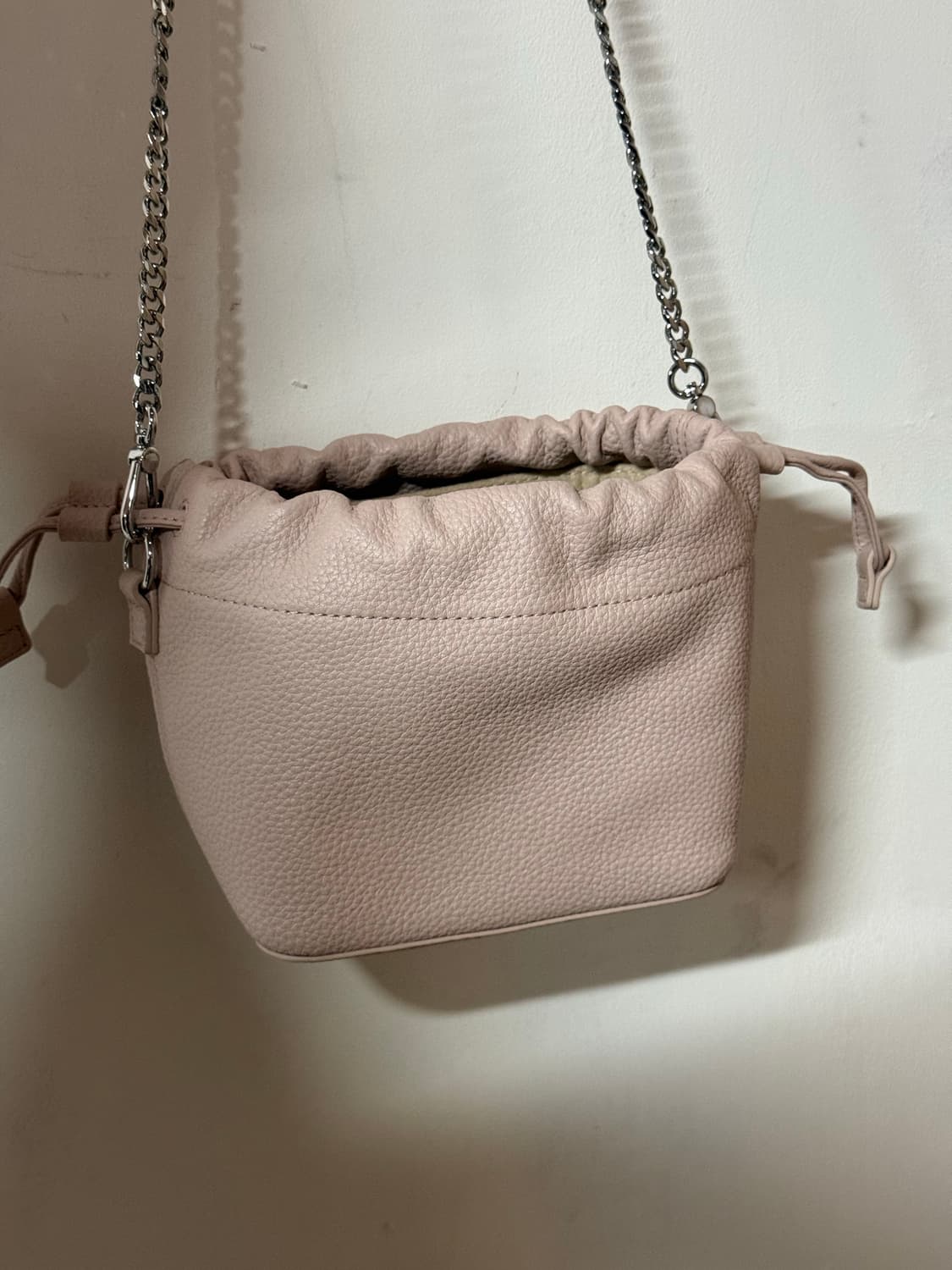 라코스테 딸기우유 엠보 로고 스트링 미니 체인백 상품이미지6