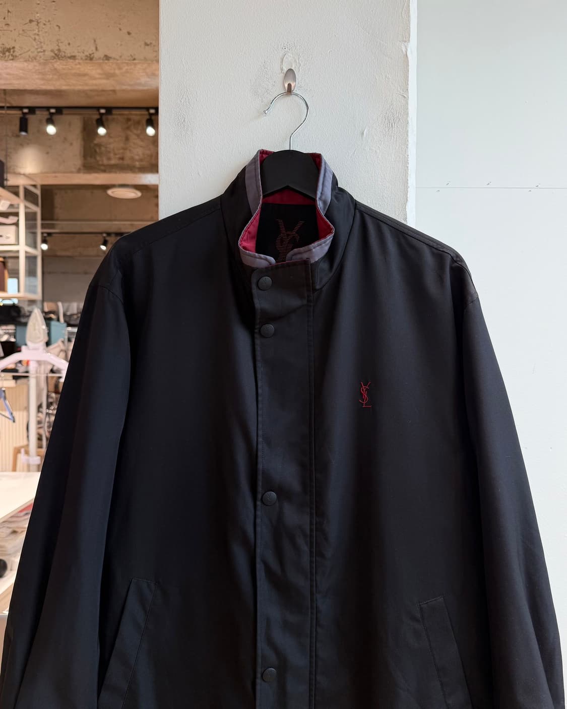 입생로랑 블랙 자수로고 폴리쉘 자켓  상품이미지3