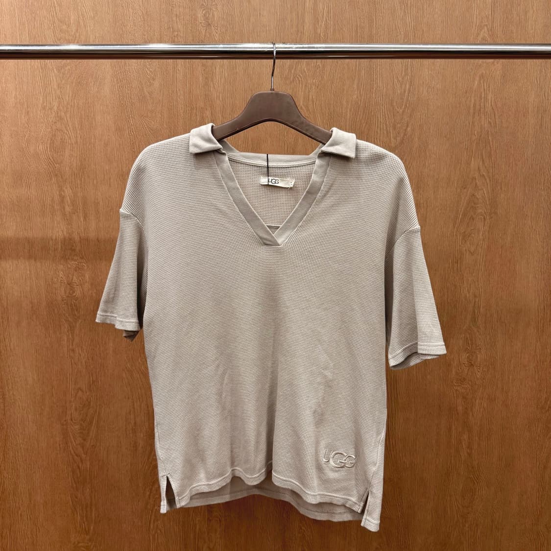 어그 와플 니트 반팔 카라 브이넥 티셔츠 자수 디테일 루즈핏 연그레이 상품이미지2
