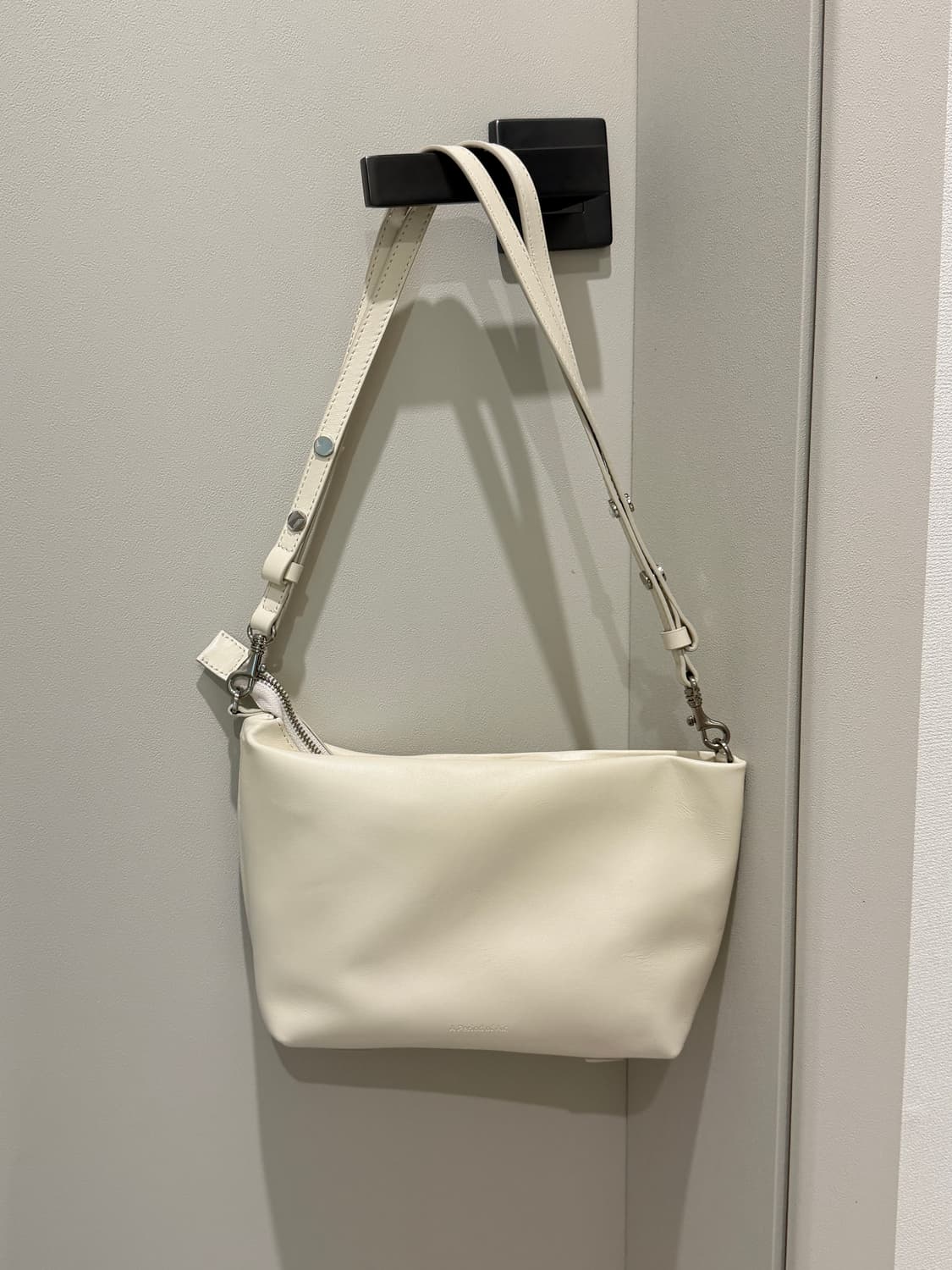 아포아 숄더백 APOA Lune Snap Bag 크림  상품이미지1