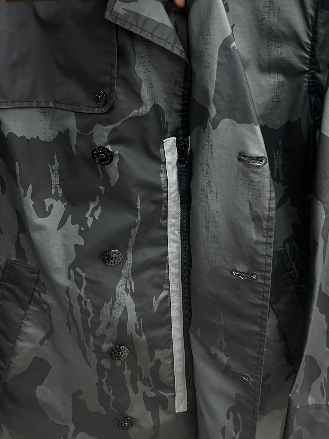 스톤아일랜드 15SS 라소 고마토 리버스 컬러 카모 트렌치 코트 상품이미지4