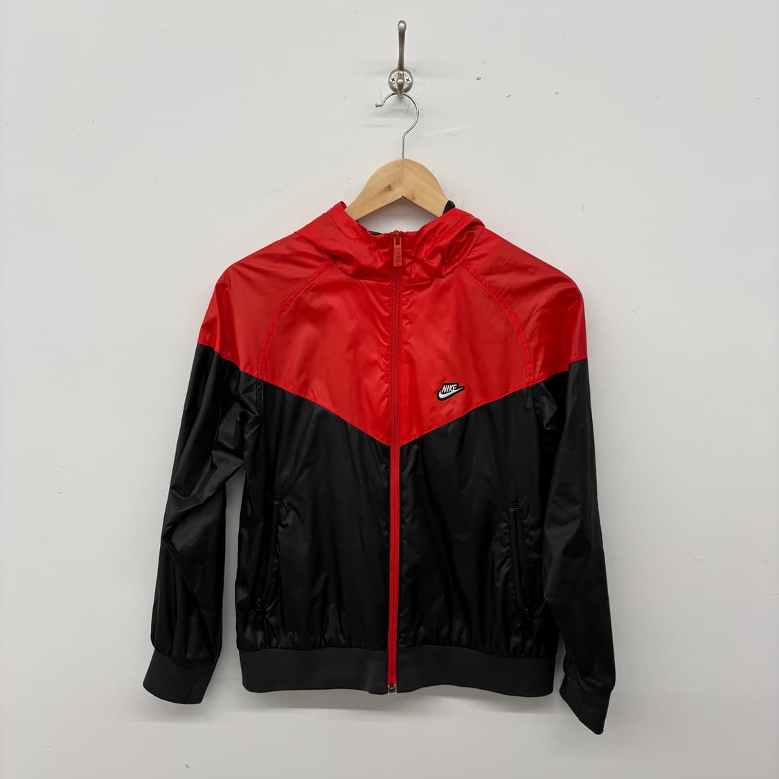 나이키 바람막이 윈드러너 레드/블랙 여성 XS 상품이미지1