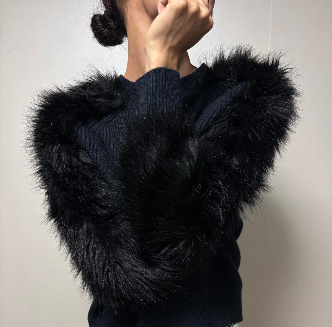 FAUX FUR SLEEVE KNIT 상품이미지1