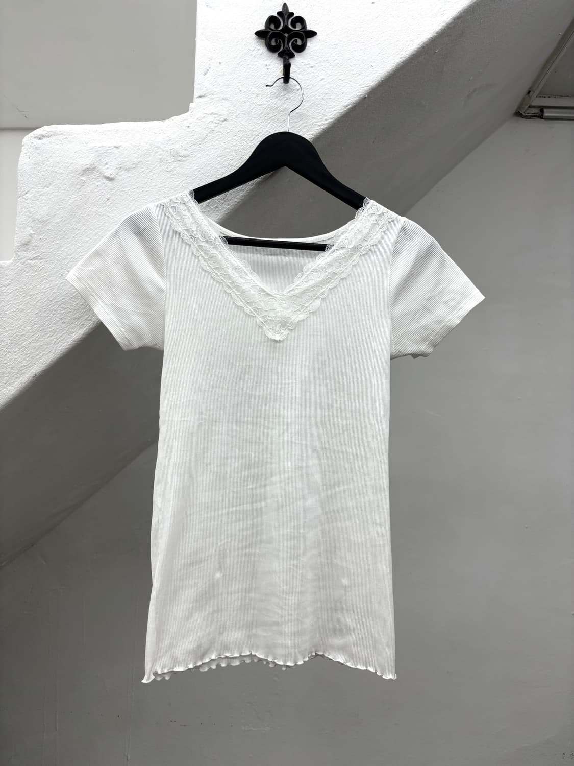 white ribbed laced slim fit top  상품이미지3