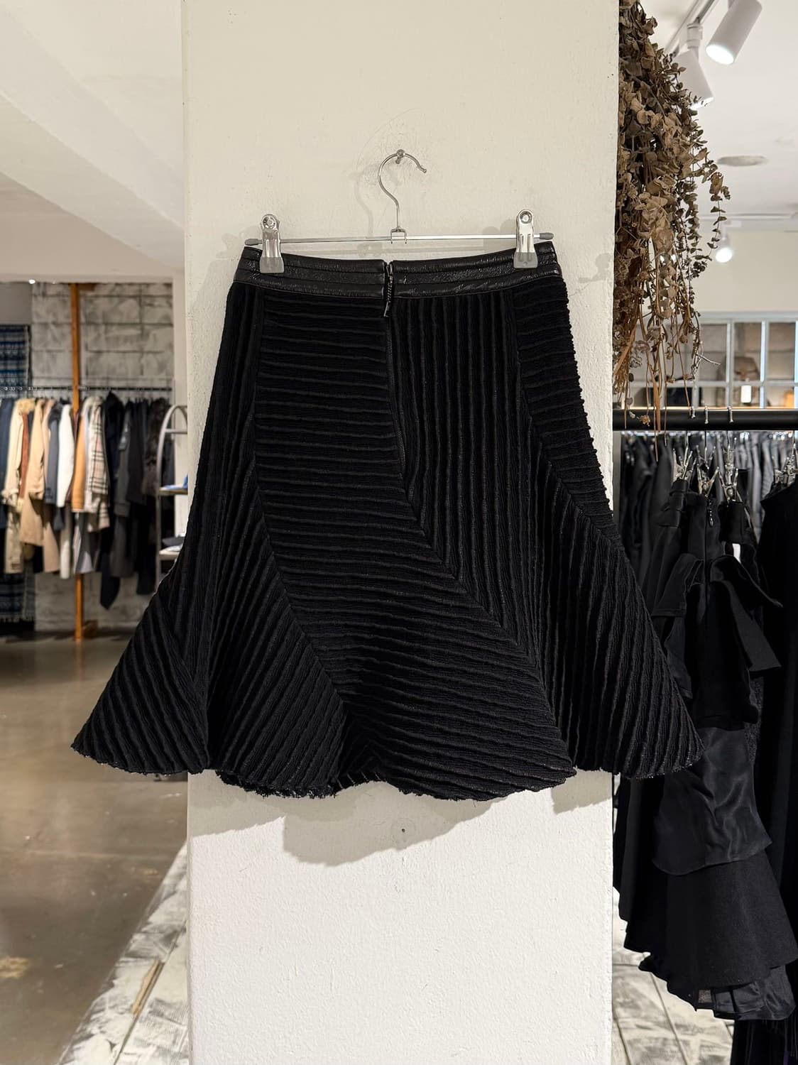 루이비통 블랙 코티드 울 플레어 미디 스커트 상품이미지4