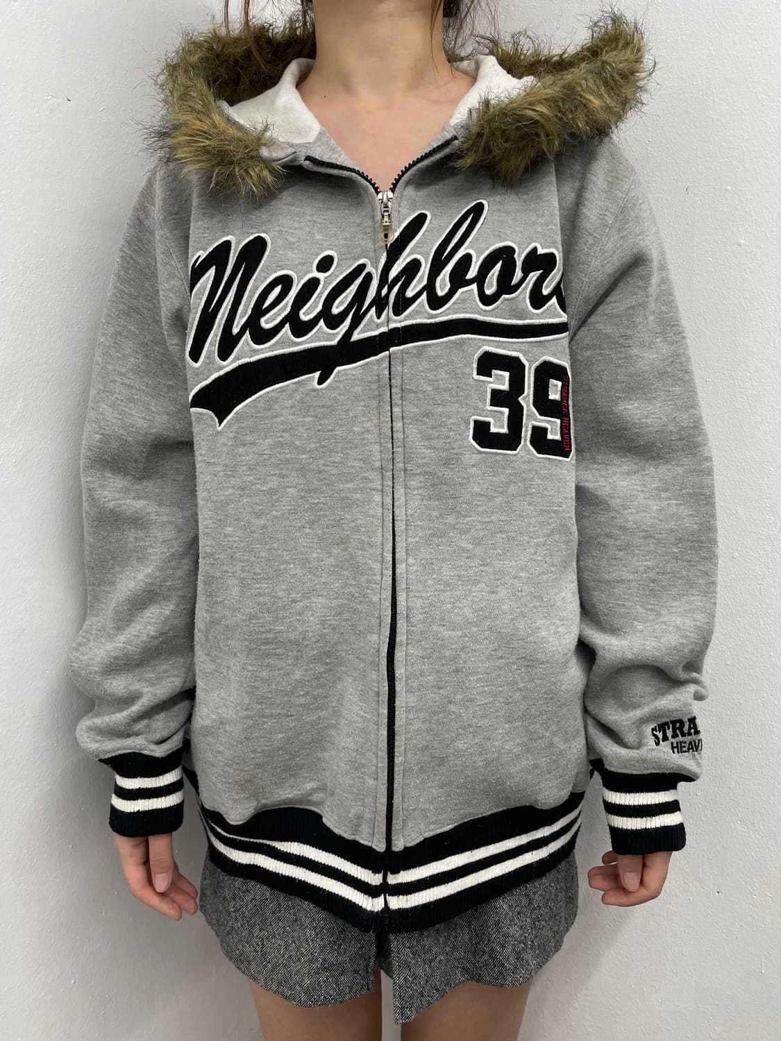 그레이 레터링 퍼 후드집업 상품이미지1