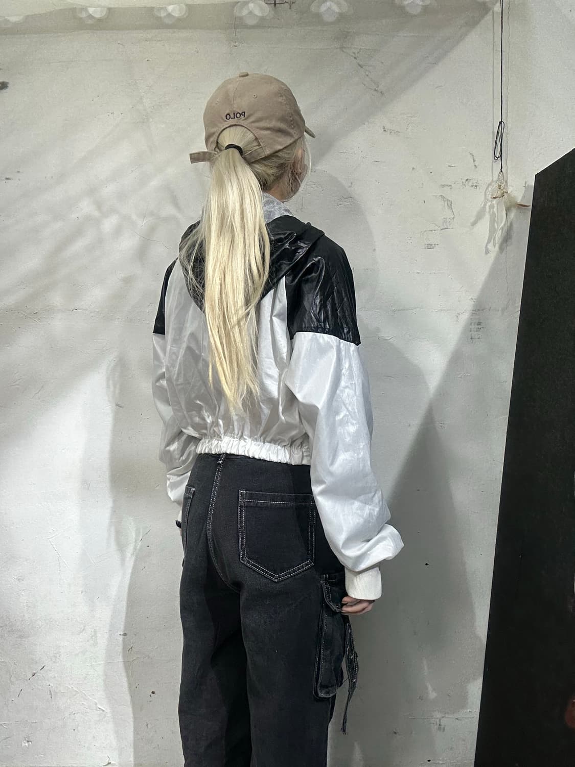 컨버스 화이트 블랙 크롭 후드 바람막이 트랙 자켓 105 상품이미지3