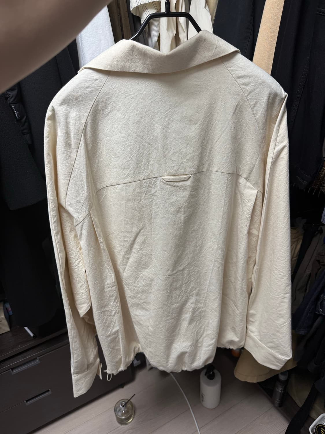 (52사이즈)23SS 자크뮈스 르 우트 핑고 (틸티드 셔츠) 상품이미지2