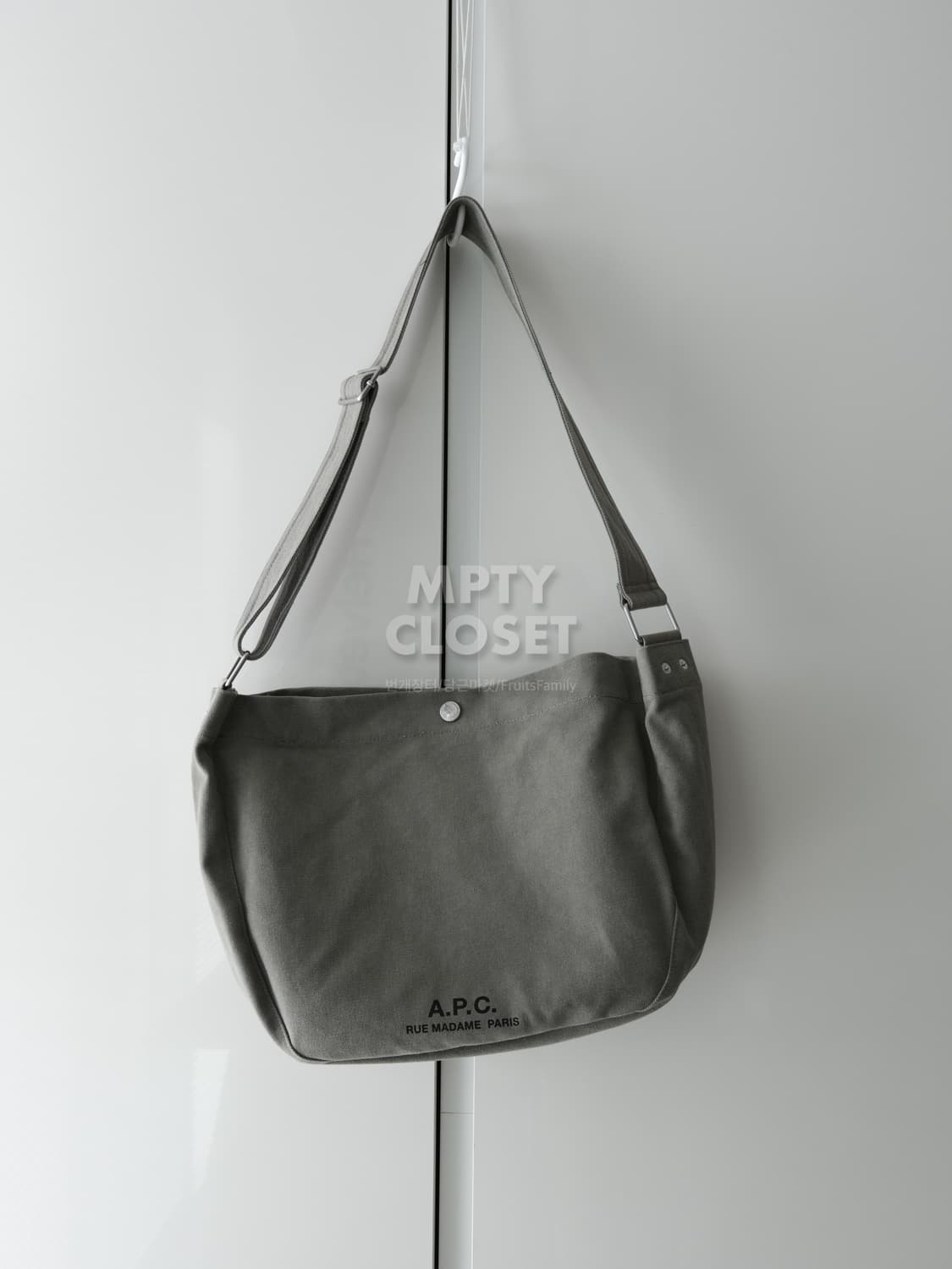 A.P.C.  저널사첼백 뉴스보이백 카키 상품이미지2