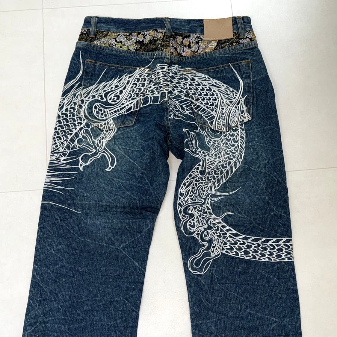 카라쿠리타마시st 오리엔탈 용 자수 데님 팬츠 상품이미지3