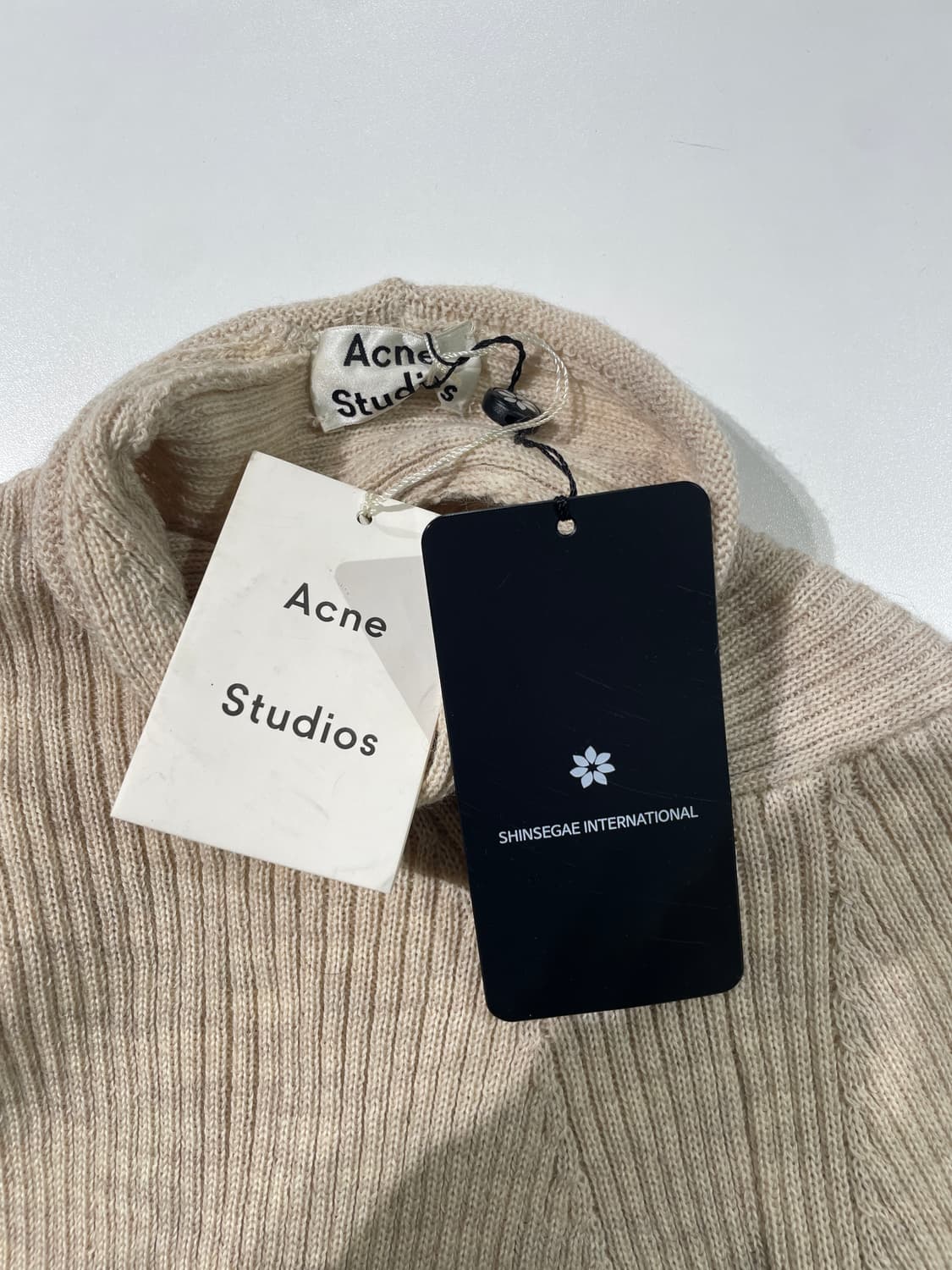 아크네 스튜디오 라이트 베이지 슬림 골지 폴라 니트 상품이미지7