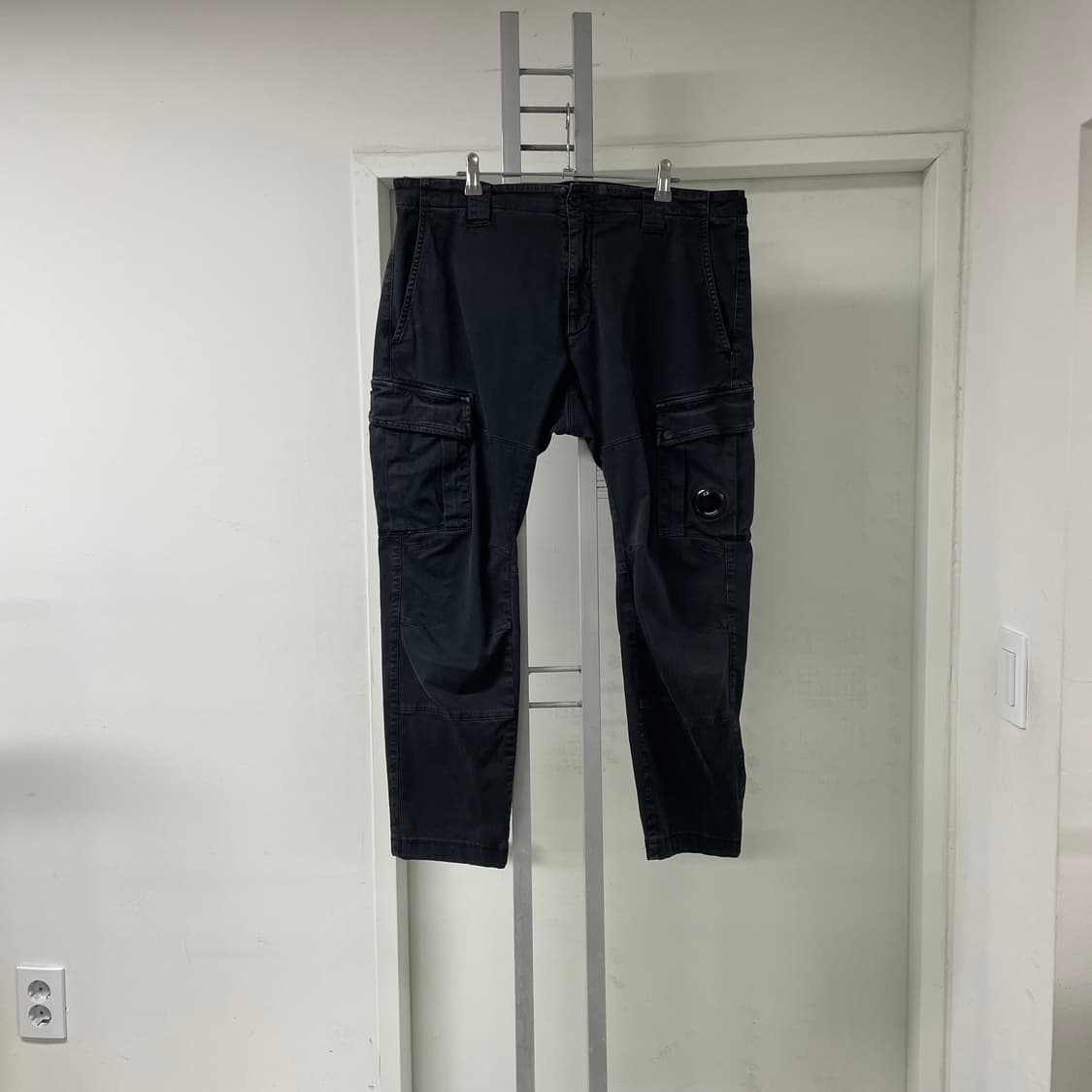 CP 컴퍼니 렌즈 카고 팬츠 블랙 52 상품이미지1