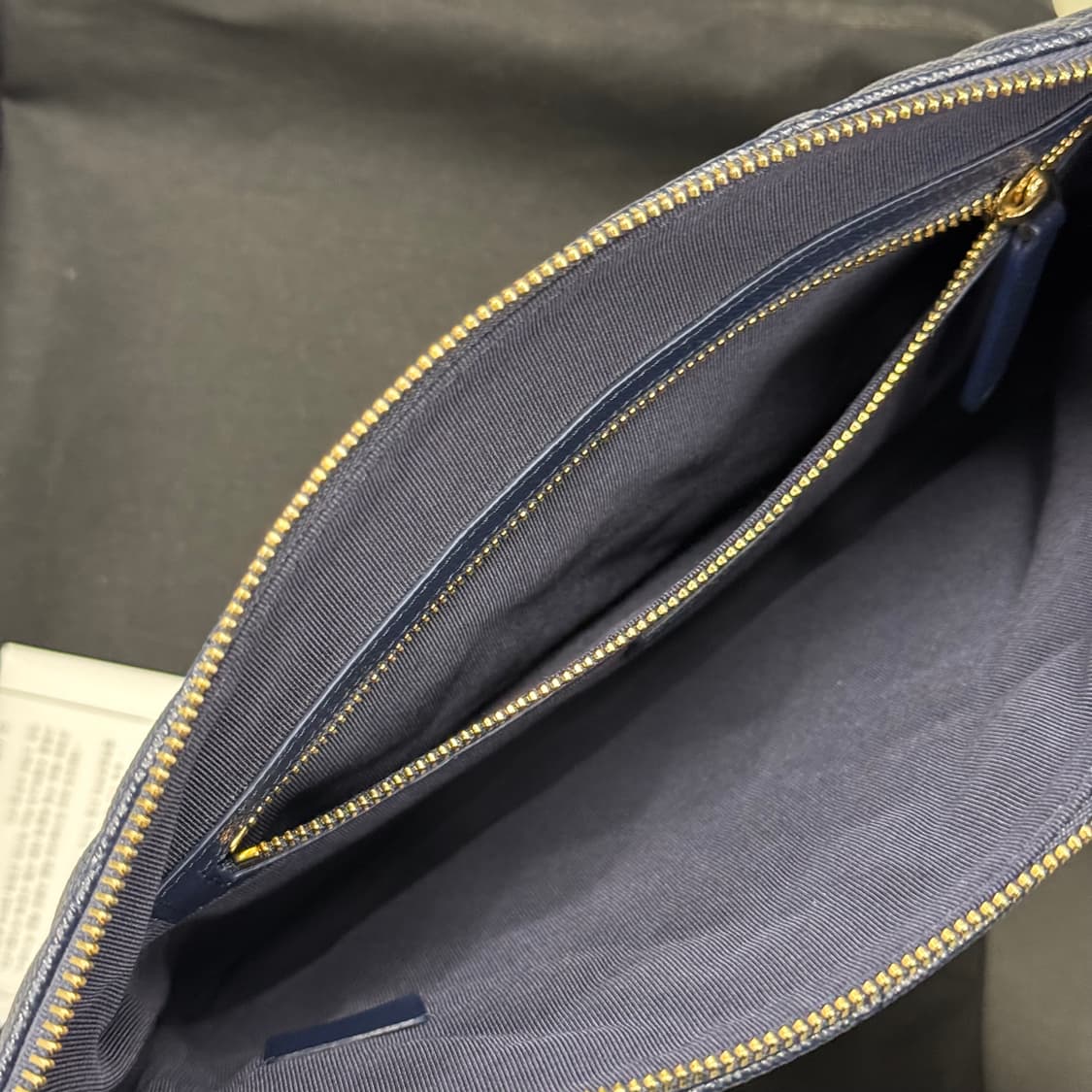 풀구성 샤넬 클래식 캐비어 뉴미듐 클러치 금장 네이비 상품이미지5