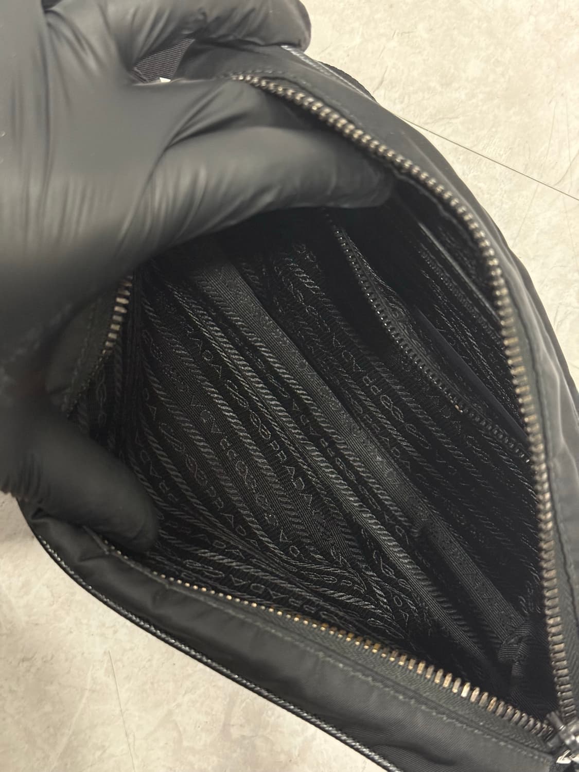 프라다 사피아노 삼각로고 메신저백 2VH048 상품이미지5