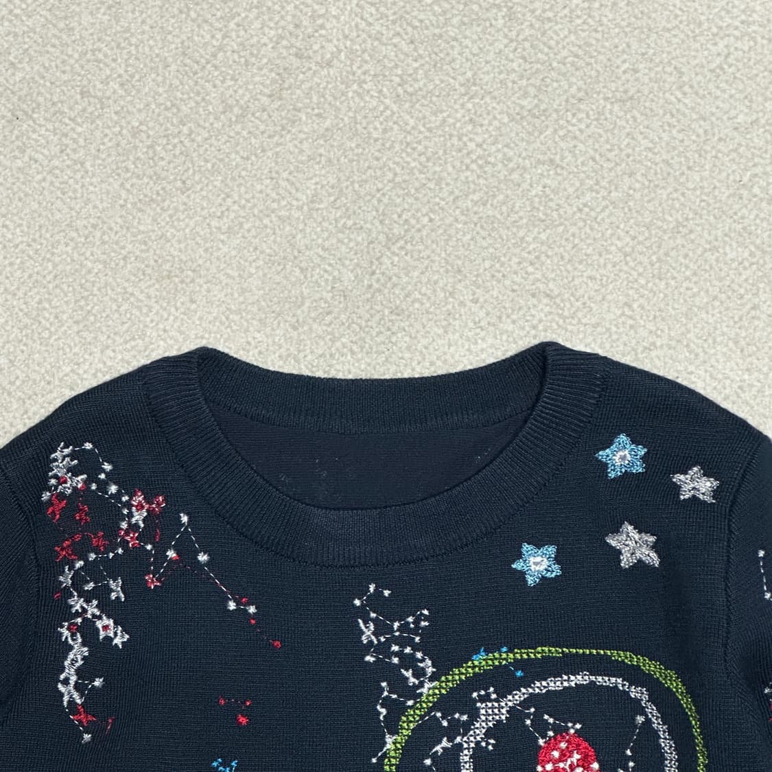 우주 자수 라운드넥 니트 상품이미지5