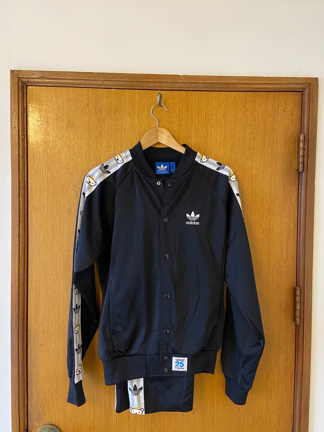 니고베어 아디다스 블랙 트랙탑 셋업 상품이미지1