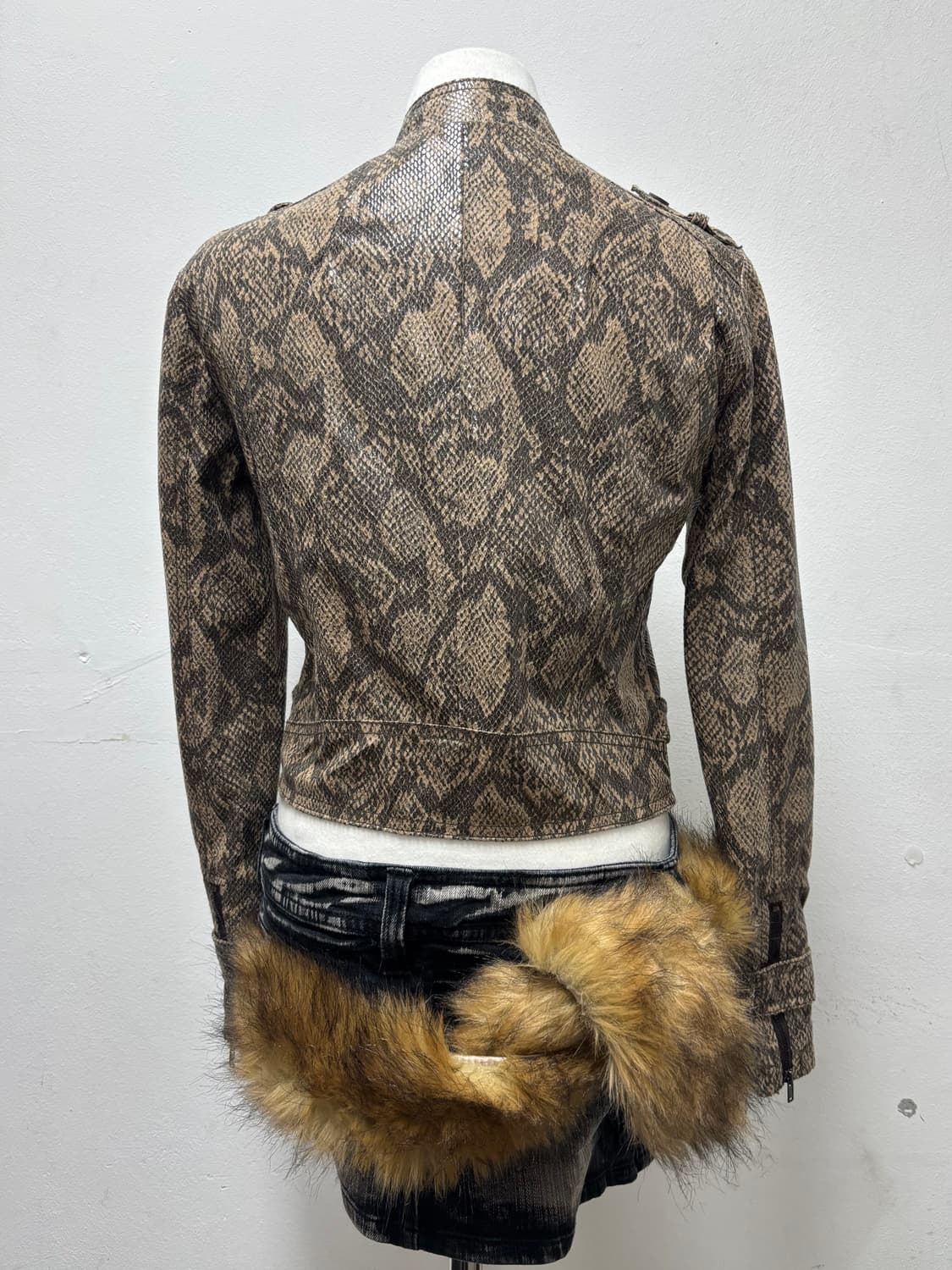 [GGPX]Snake Pattern 00’s Slim Fit Neck D 상품이미지6