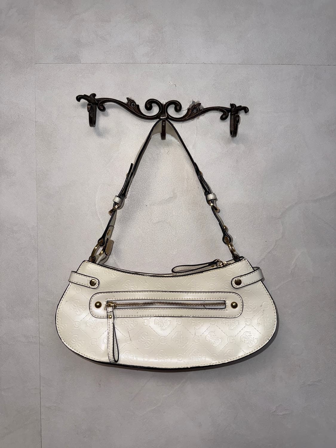 Guess logo eyelet stud shoulder bag 상품이미지4