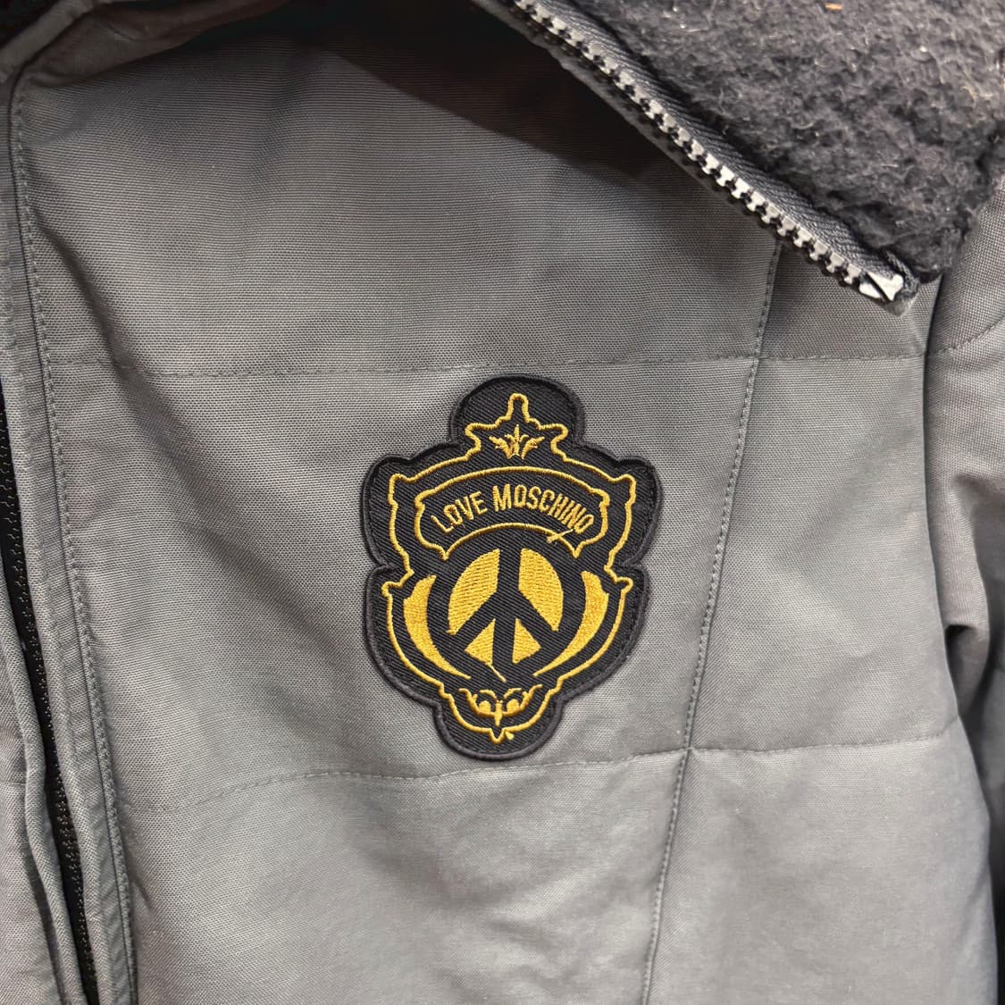 러브 모스키노 후드 패딩 점퍼 보아퍼 라이닝 엠블럼 패치 디테일 그레이 상품이미지6