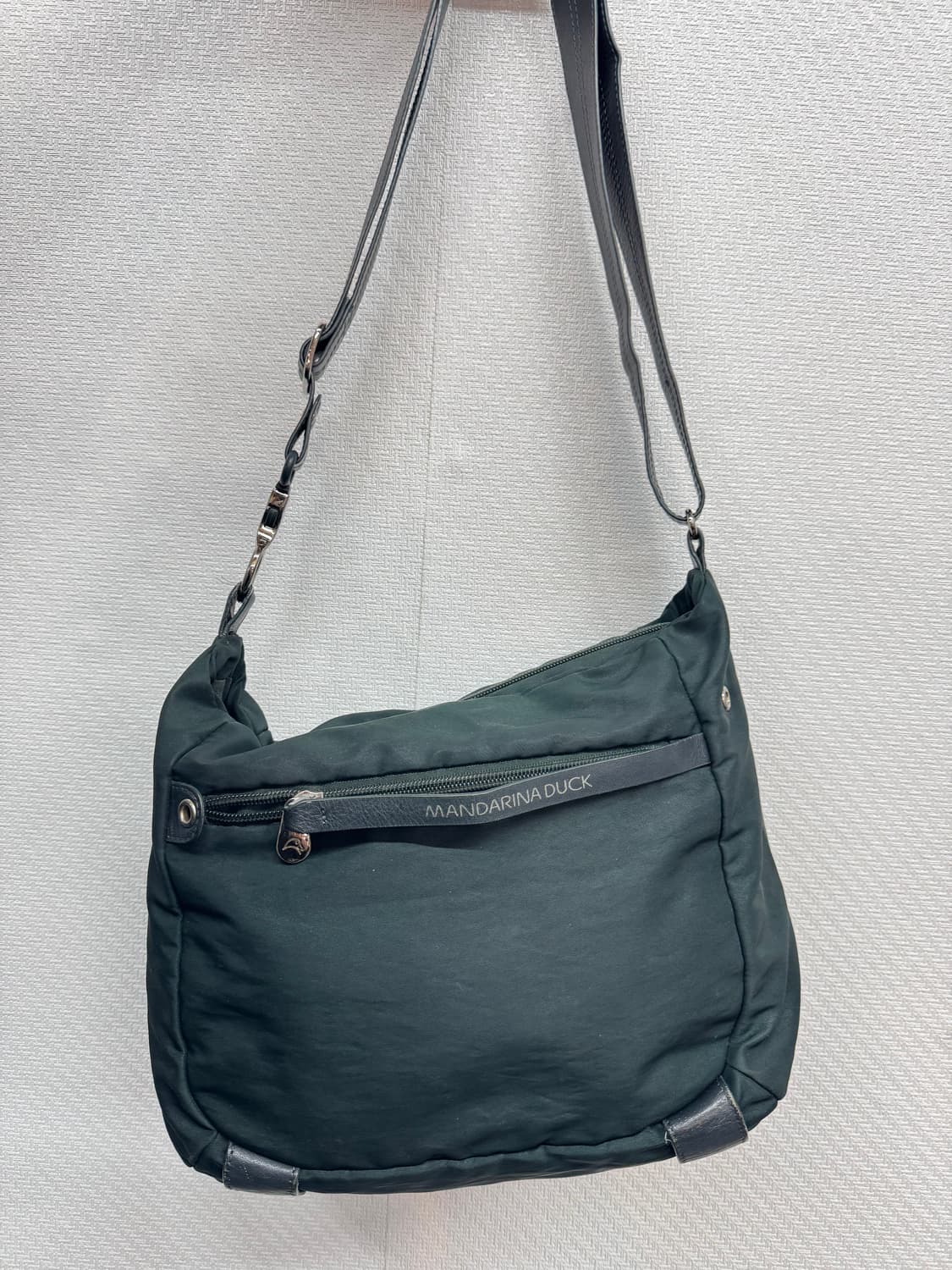 만다리나덕 딥카키 크로스백 상품이미지1