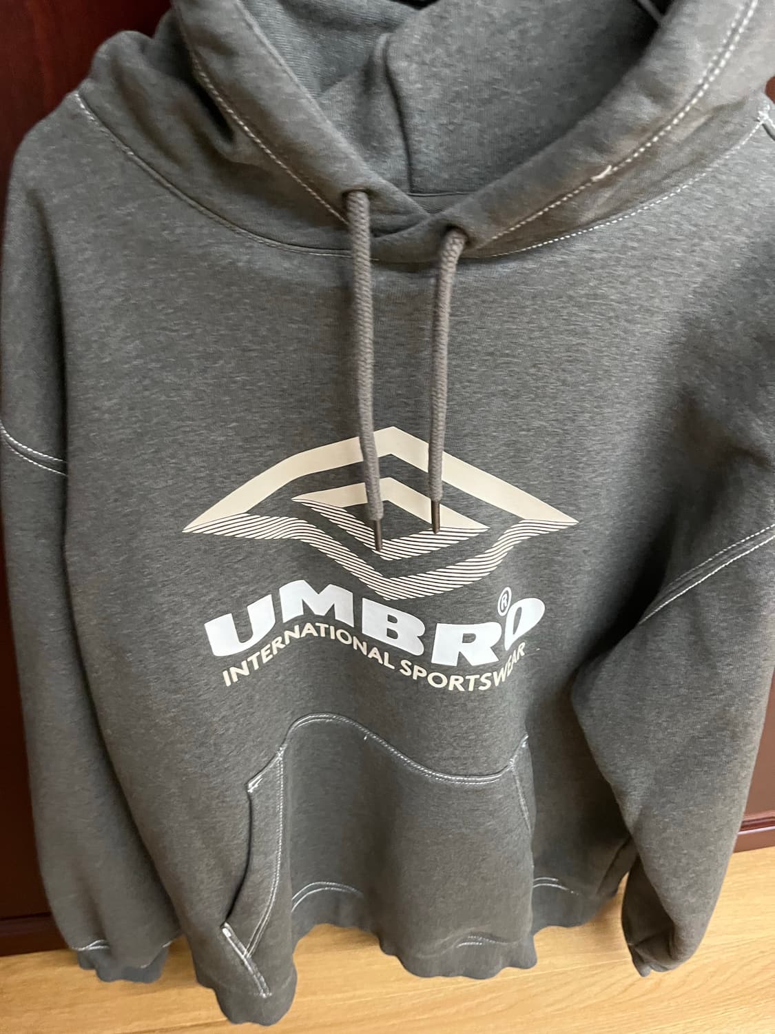 엄브로 크리스피 타슬란 차콜 후드 상품이미지3