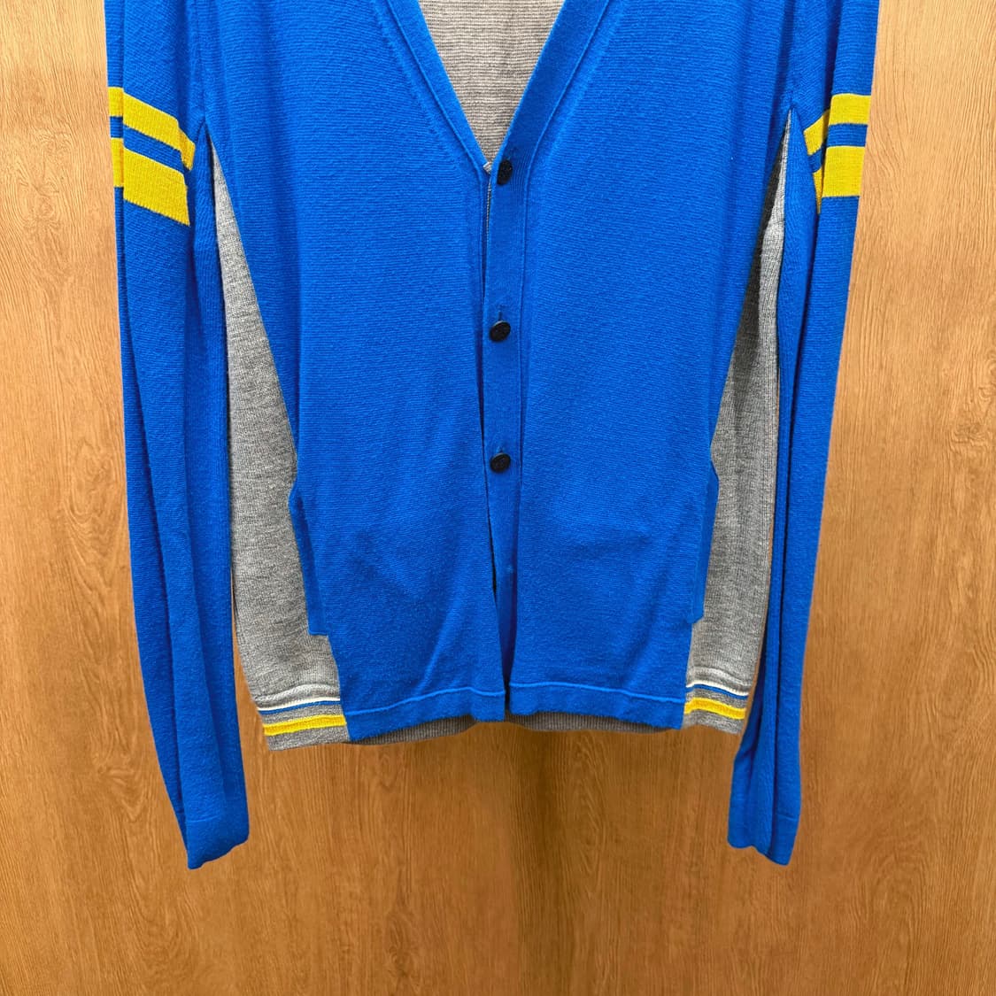 시스템 브이넥 니트 가디건 옐로우 배색 슬리브 라인 디테일 레귤러핏 블루 상품이미지5