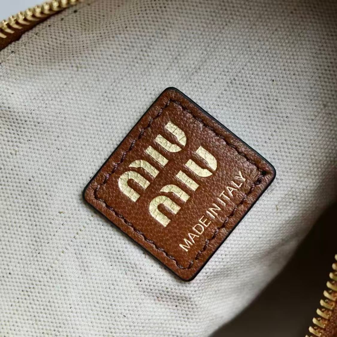 미우 미우 나파 레더 파우치 오크 상품이미지8