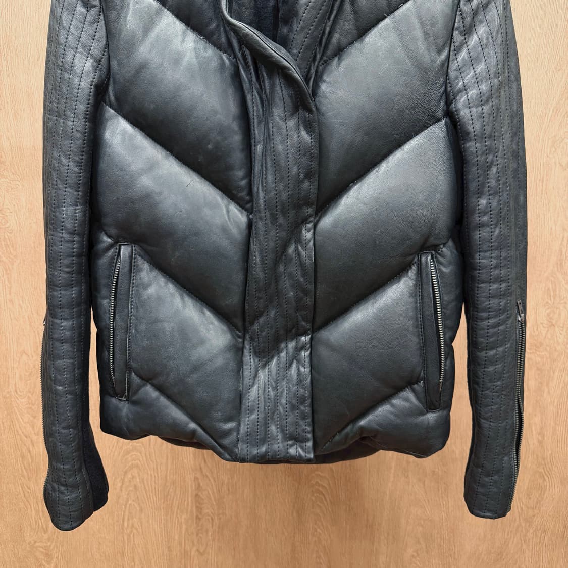 헬무트랭 하이넥 레더 다운 자켓 쉐브론 퀄팅 슬리브 지퍼 디테일 블랙 상품이미지5