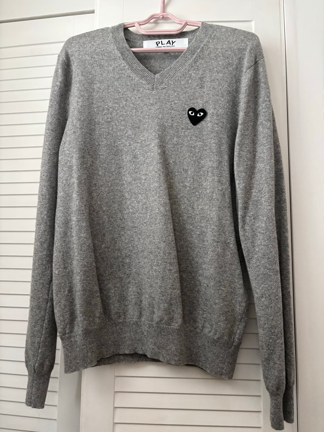 플레이 꼼데가르송 블랙 하트 브이넥 스웨터 라이트 그레이 상품이미지2