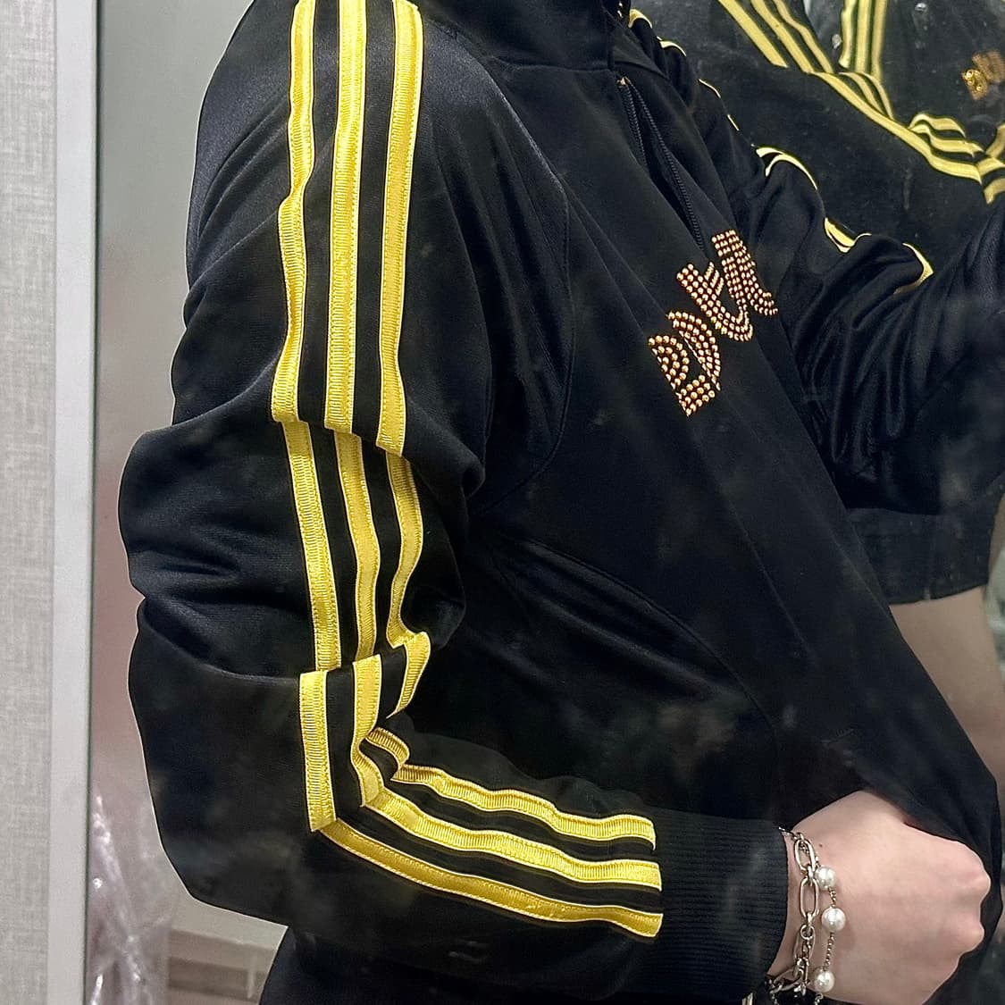 아디다스 Y2K 엠브로이드 큐빅로고 져지 Black&Gold 상품이미지3