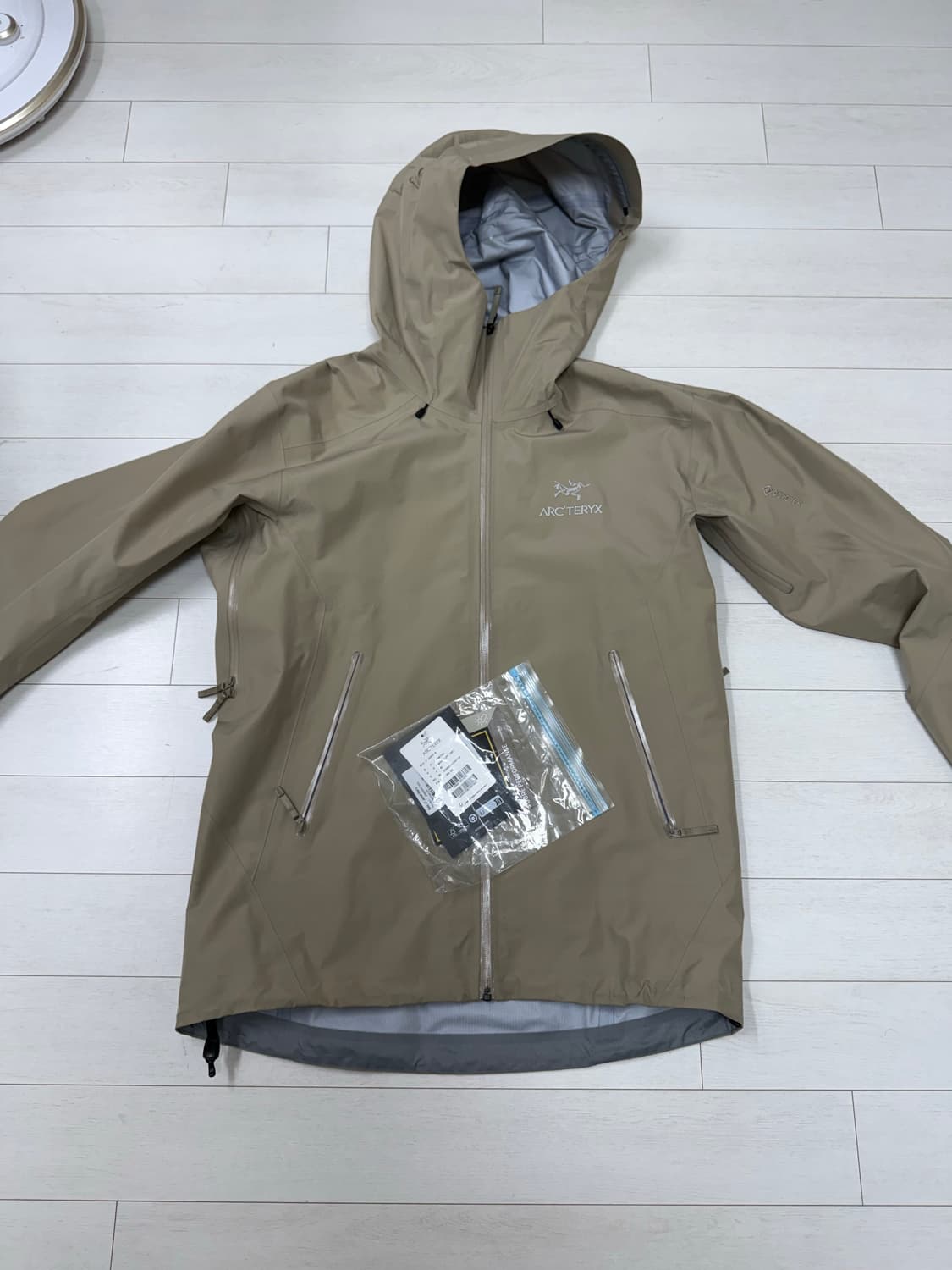 아크테릭스 베타 lt M 사이즈 스모크블러프  크림에서 100주고 구매하 상품이미지1