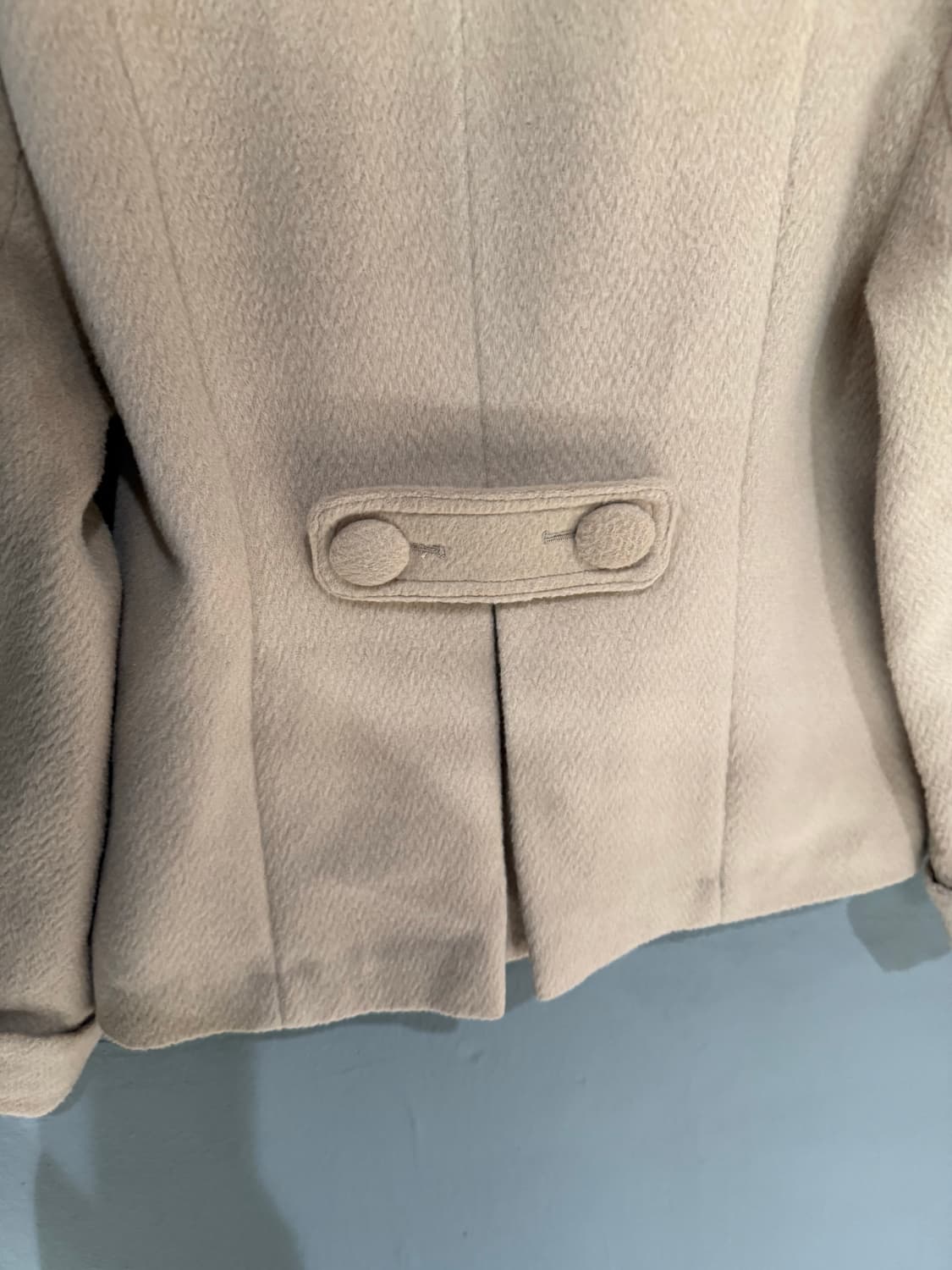 세실맥비깔 버클 디테일 라떼갸루 숏코트 상품이미지9